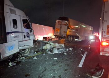 Choque entre tráileres provoca intensa carga vehicular