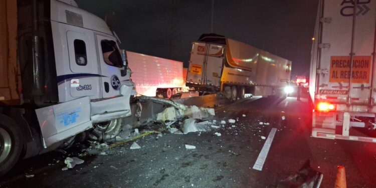 Choque entre tráileres provoca intensa carga vehicular