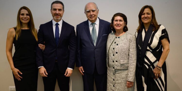 Reconocen a Fernando Canales con medalla Diego de Montemayor