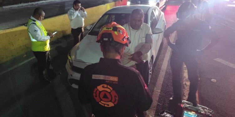 Vuelca vehículo sobre avenida Constitución