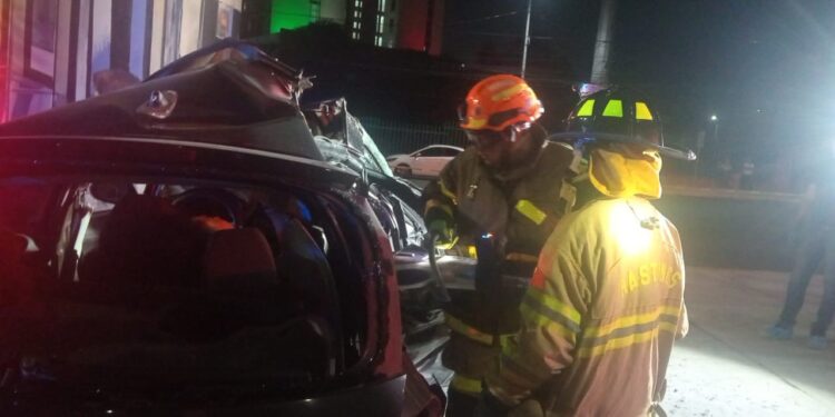 Fallece joven tras estrellamiento de vehículo 