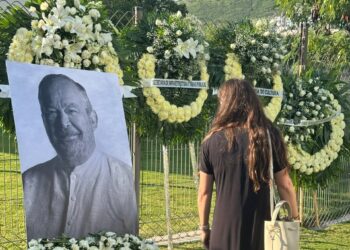 Milarca Fernández lleva ofrenda a Mauricio