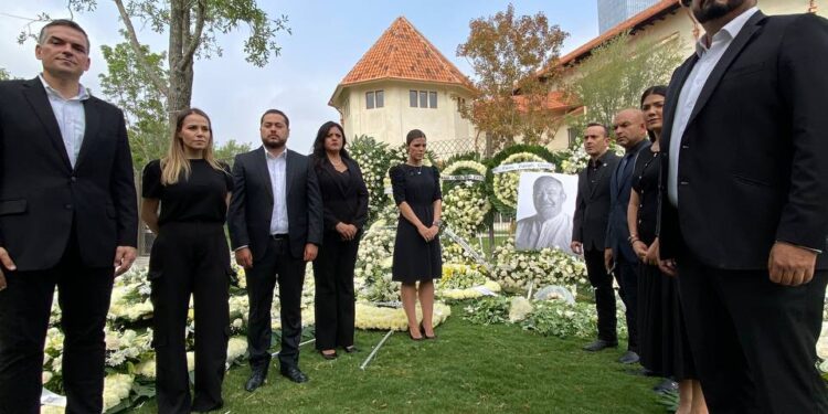 Realiza grupo legislativo del PAN guardia de honor a Mauricio Fernández