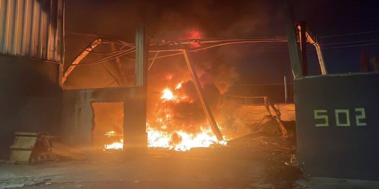 Se registra incendio en fábrica de plásticos en Escobedo