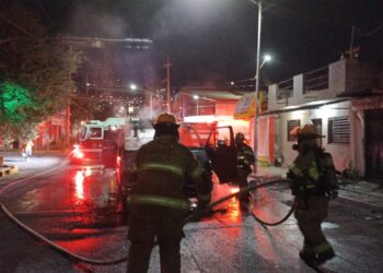 Flamazo provoca incendio en vehículo.