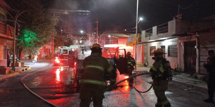 Flamazo provoca incendio en vehículo.