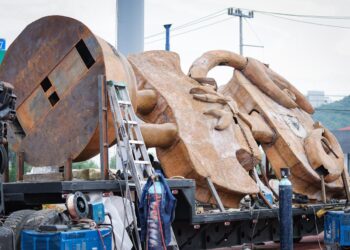 San Pedro recibe la escultura “Niña cangrejo”