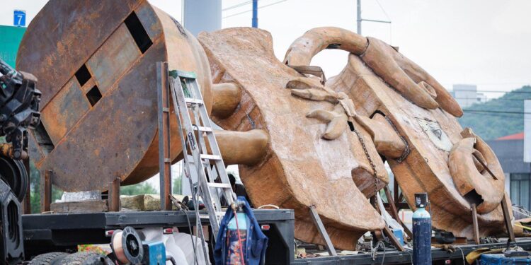 San Pedro recibe la escultura “Niña cangrejo”