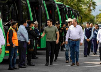 Entrega Samuel 26 nuevos camiones a la ruta 130