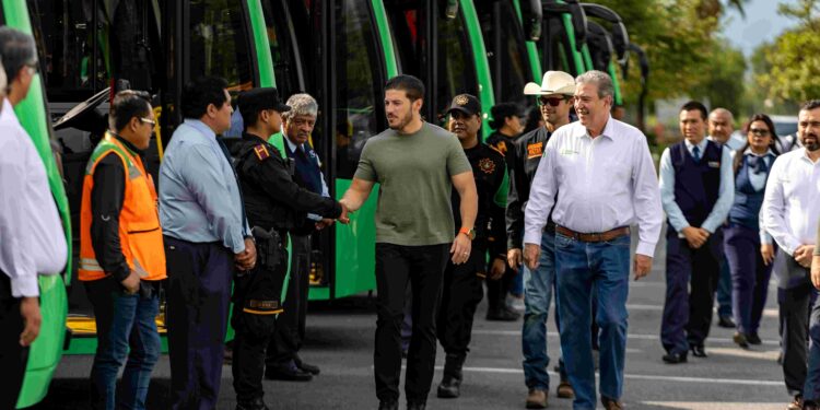 Entrega Samuel 26 nuevos camiones a la ruta 130