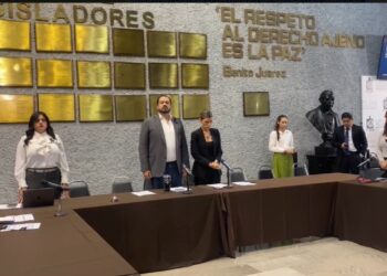 Rinden en comisión un minuto de silencio por Mauricio Fernández. 