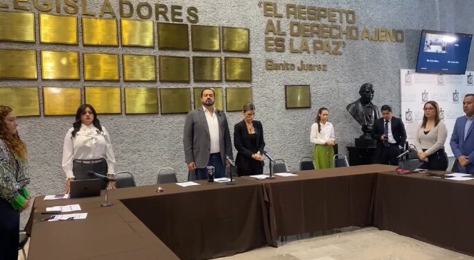 Rinden en comisión un minuto de silencio por Mauricio Fernández. 