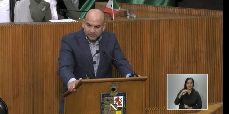 Pide regular transporte privado de personal en Nuevo León