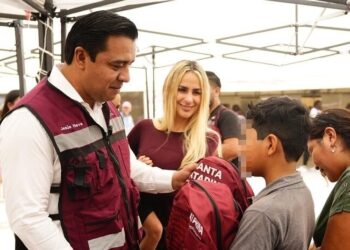 Entrega Santa Catarina paquetes de útiles escolares