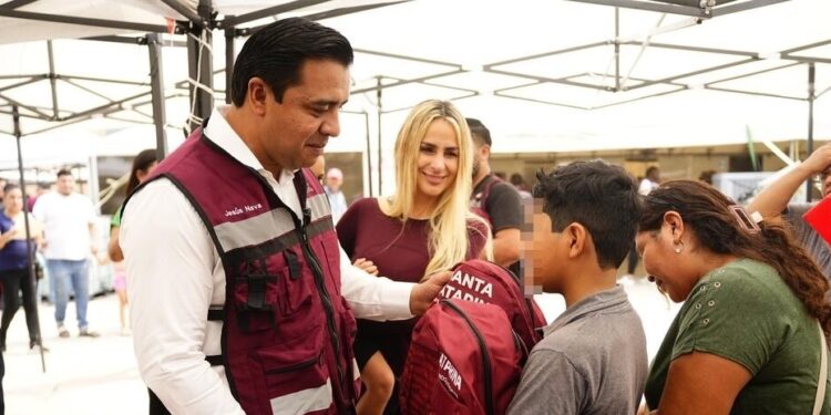 Entrega Santa Catarina paquetes de útiles escolares