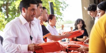 Entregan kits escolares en Salinas Victoria