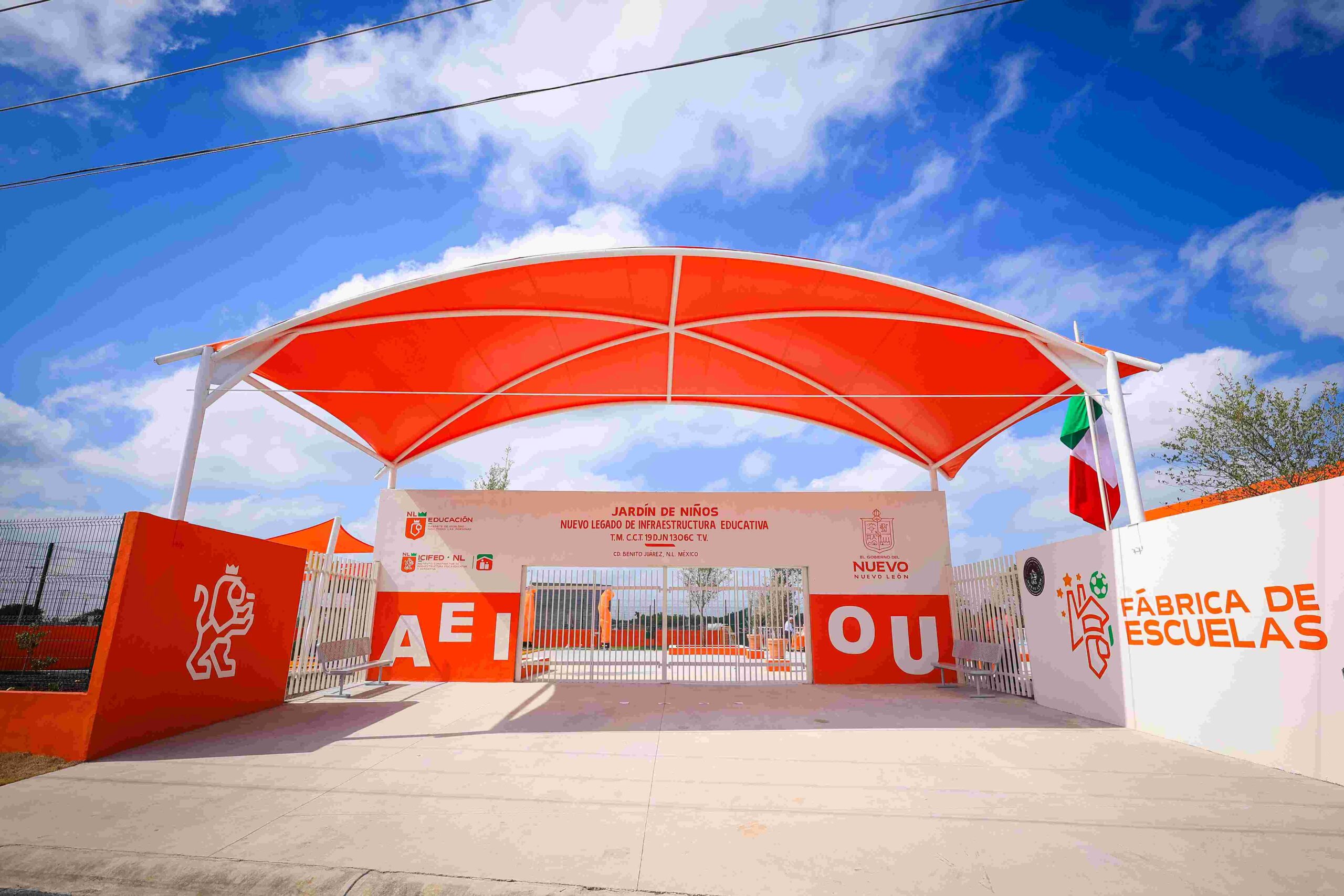 Inauguran Samuel y Mariana jardín de niños en Juárez