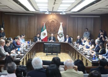 Honran a Mauricio Fernández en Sesión de Cabildo