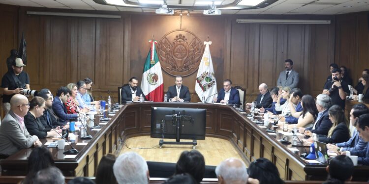 Honran a Mauricio Fernández en Sesión de Cabildo