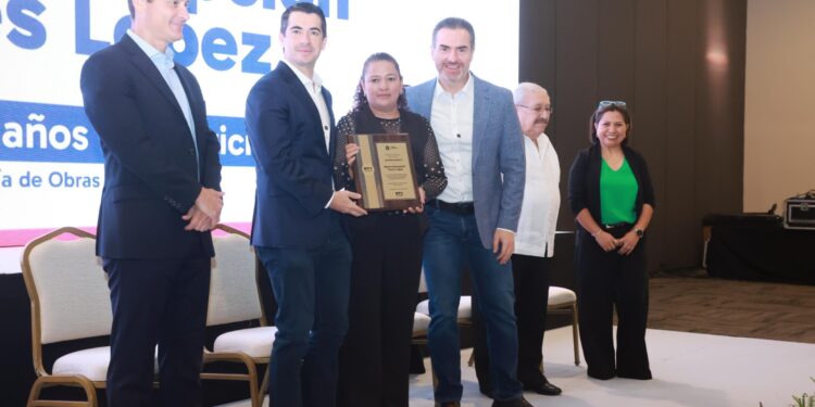 Monterrey reconoce a servidores públicos jubilados y pensionados