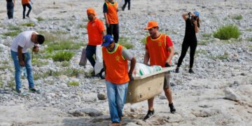 Retiran más de 21 toneladas de basura del río Santa Catarina