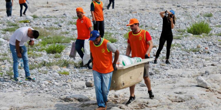 Retiran más de 21 toneladas de basura del río Santa Catarina