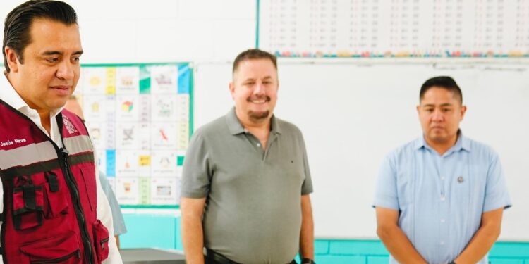 Entregan equipos tecnológicos a primarias en Santa Catarina