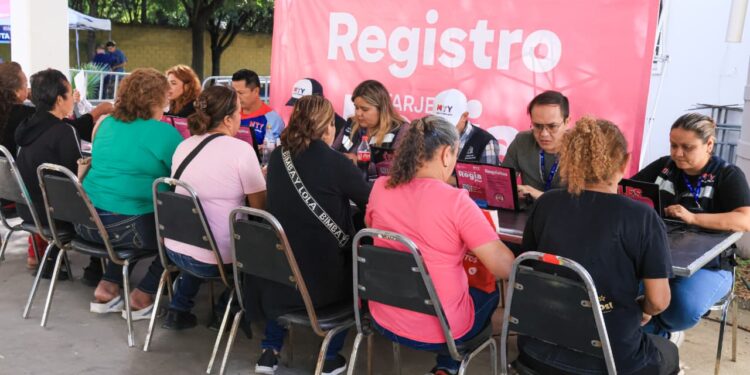 Arranca Monterrey entrega de tarjeta Regia plus