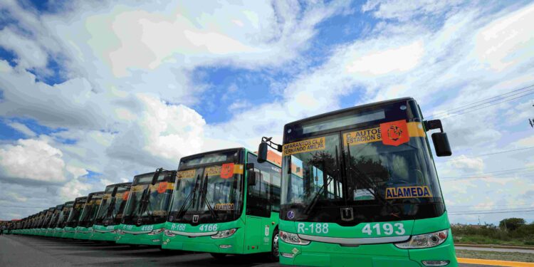 Gobernador entrega 25 nuevas unidades en Escobedo