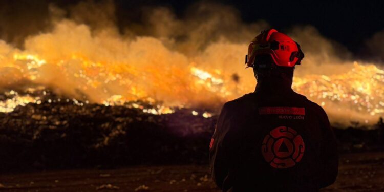 Controlan incendio en basurero