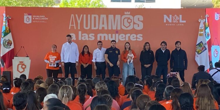 Entregan tarjeta “Ayúdamos” en Santa Catarina