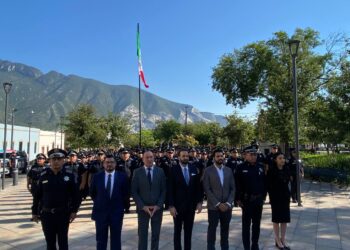 Realiza Farah pase de revista a policías