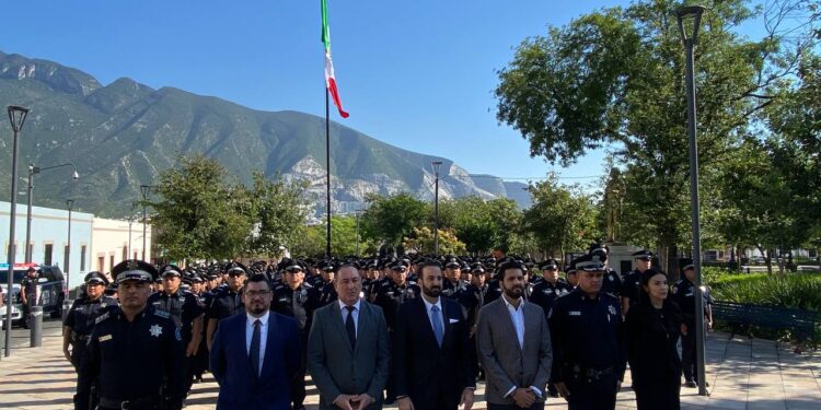 Realiza Farah pase de revista a policías