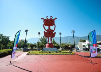 Inauguran monumento “Niña cangrejo”