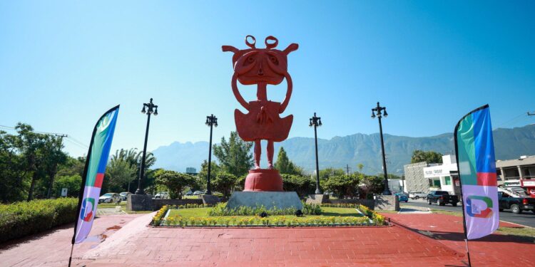 Inauguran monumento “Niña cangrejo”