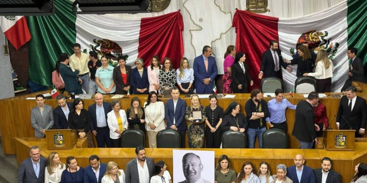 Entregan medalla “Mauricio Fernández” a su familia