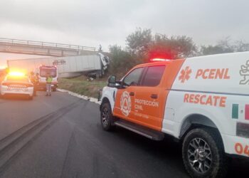 Chofer resulta lesionado tras estrellamiento en Escobedo. 