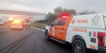 Chofer resulta lesionado tras estrellamiento en Escobedo. 