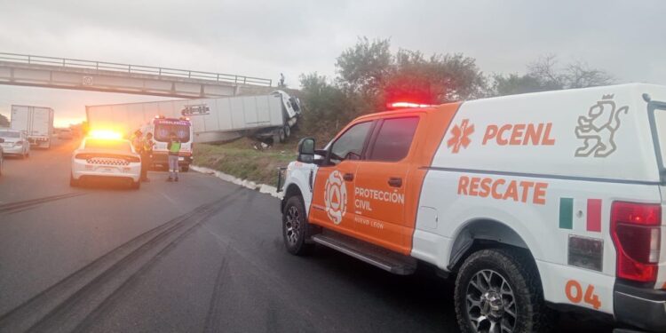 Chofer resulta lesionado tras estrellamiento en Escobedo. 