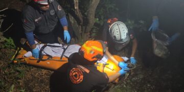 Recuperan cuerpo de senderista caído en barranco