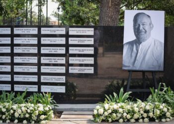 Develan placa de Mauricio Fdez. Garza