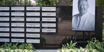 Develan placa de Mauricio Fdez. Garza