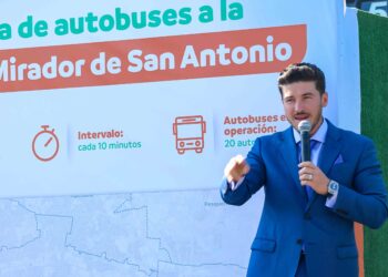 Entrega Samuel 20 nuevos camiones a la ruta 214