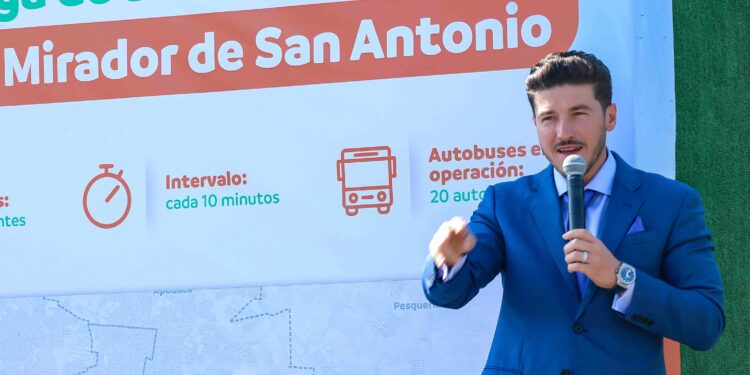 Entrega Samuel 20 nuevos camiones a la ruta 214