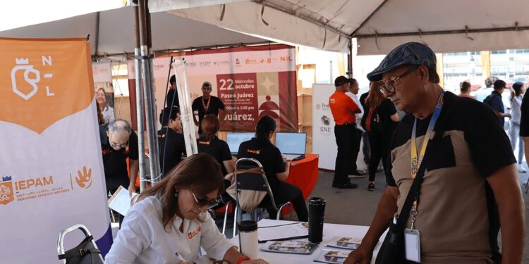 Feria del empleo beneficia a Juárez