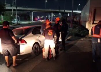 Tren impacta a tráiler en Monterrey