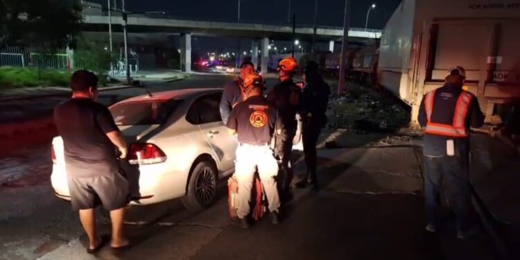 Tren impacta a tráiler en Monterrey
