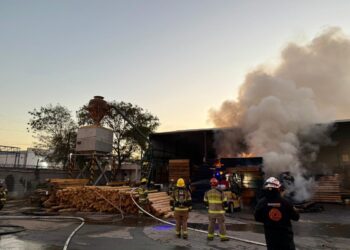 Fuerte incendio se registra en tarimera