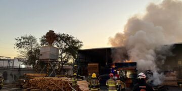 Fuerte incendio se registra en tarimera