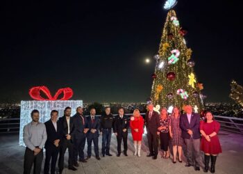 Monterrey y Laredo encienden el espíritu navideño